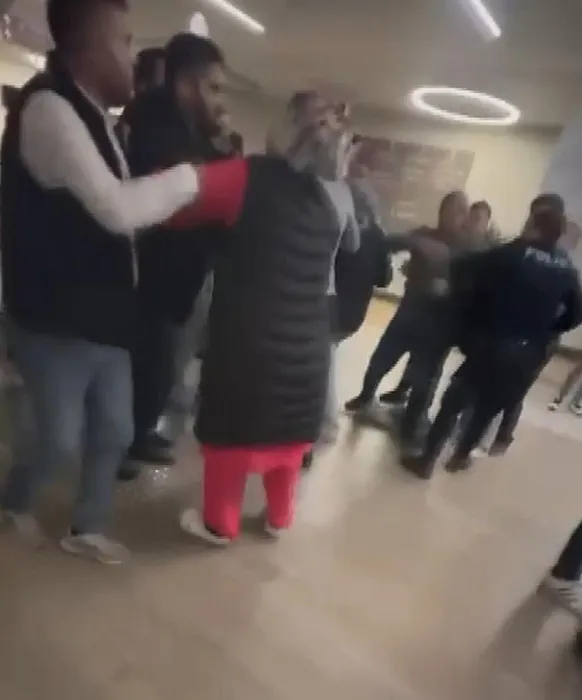Hastanede küfür eden şahsı uyarınca olanlar oldu: 8 kişi gözaltına alındı!