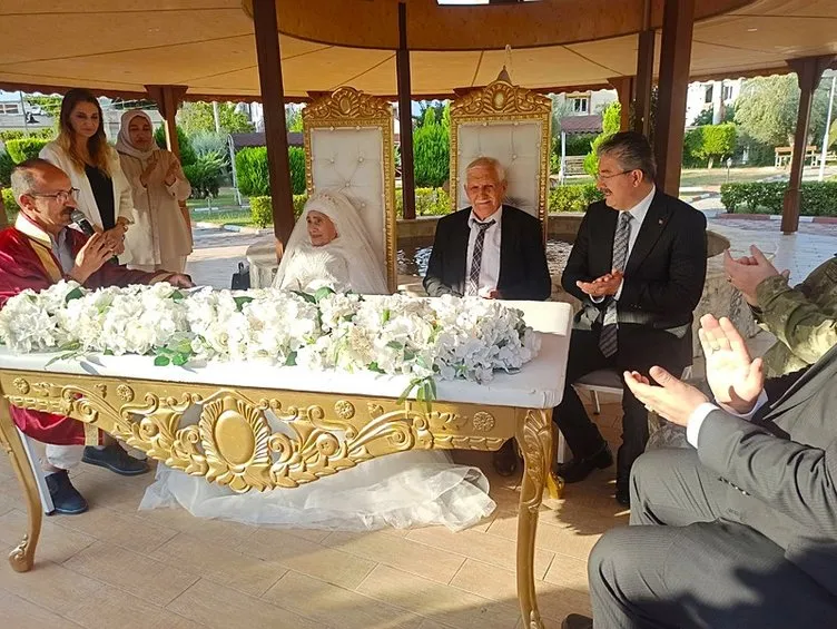 Huzurevindeki tanışma evlilikle noktalandı: Dünya yaşlılar gününde dünyaevine girdiler!