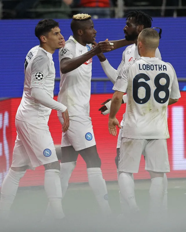 son-dakika-haberi-napoli-eintracht-frankfurtu-rahat-gecti-italyanlar-turun-kapisini-araladi-1677018047122.jpg
