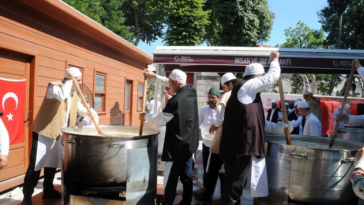 5 asırlık gelenek bozulmadı: İstanbul’un ilk aşuresi dualarla Sümbül efendi Tekkesinde kaynadı