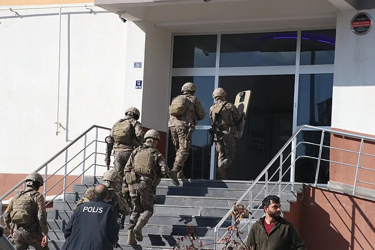 Kayseri’de dehşet! 7 yaşındaki oğlunu silahla yaraladı, kendisini eve kilitledi: Suç kaydı kabarık...