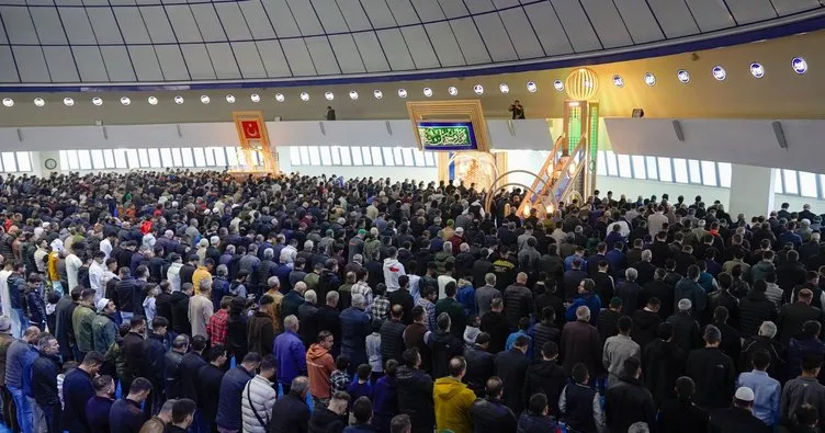 Erzincan’da Bayram Namazında camiler doldu taştı