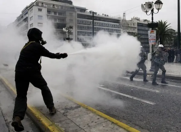 Atina'da grev hayatı felç etti...