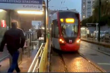 tramvayin-muhafaza-kapagi-acilinca-bariyere-carpip-cami-patlatti-1701359812904.jpg