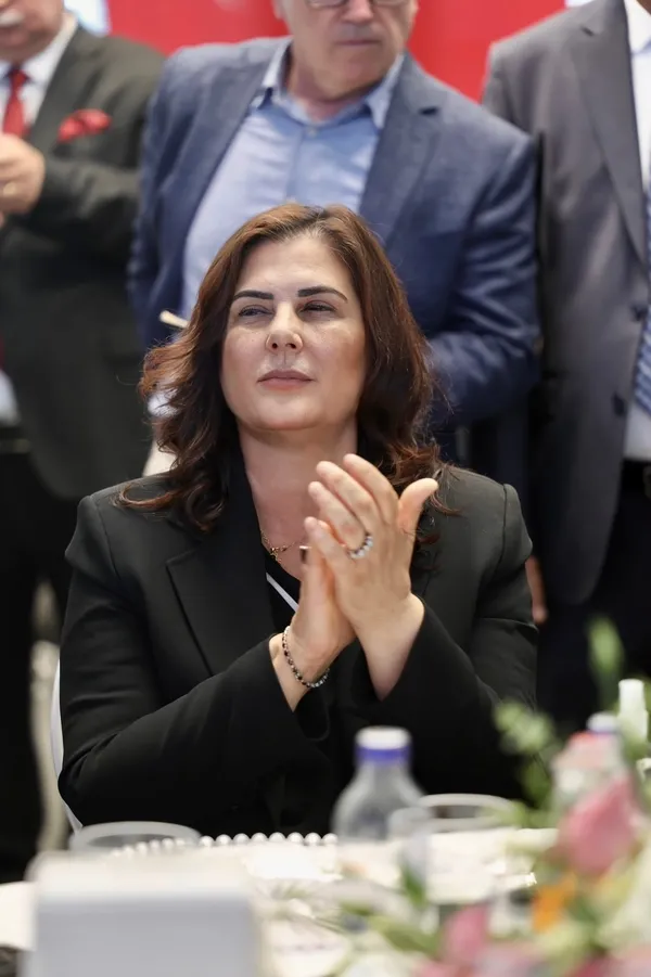 aydinda-ak-partiye-buyuk-katilim-391-muhtar-ve-619-aza-rozet-takti-1782750568701.jpg