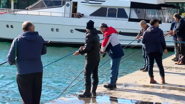 Sarıyer’de fotoğraf çekilmek isterken denize düştüler! Dalgayla beraber birden yok oldular!