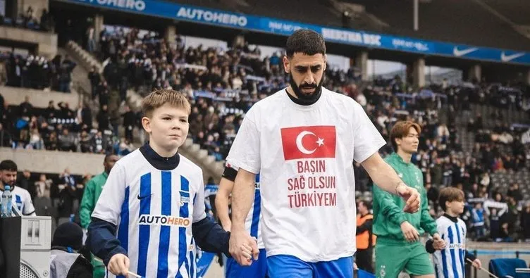 Tolga Ciğerci ısınmaya Başın sağ olsun Türkiye tişörtüyle çıktı
