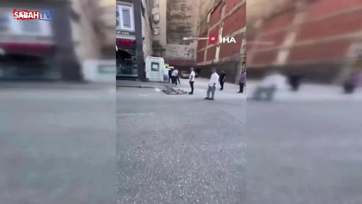 Bursa’da otopark görevlisi ile vatandaş arasında bıçaklı kavga! Olay anı kamerada videosunu izle Bursa’da otopark görevlisi ile vatandaş arasında bıçaklı kavga! Olay anı kamerada videosunu izle
