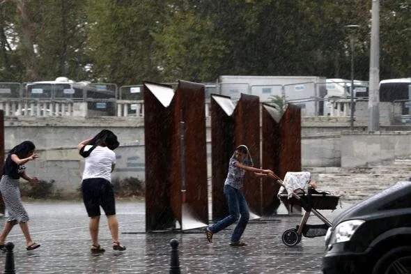 İstanbul'da yolları su bastı; tramvay seferi durdu