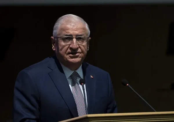 son-dakika-milli-savunma-bakani-yasar-guler-teror-orgutu-kosulsuz-silahlarini-teslim-etmelidir-1742026307124.jpg