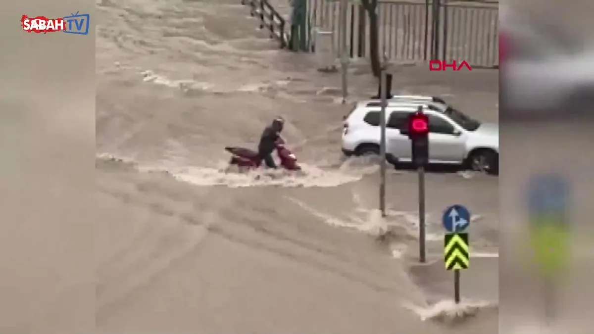 Adana’da sağanak hayatı olumsuz etkiledi; caddeler göle döndü! | Video videosunu izle Adana’da sağanak hayatı olumsuz etkiledi; caddeler göle döndü! | Video videosunu izle