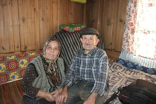 Ali Osman ve Fati Kara çifti kara kışa rağmen köylerini terk etmiyor