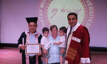 8. üniversitesini birincilikle bitirdi! 63 yaşındaki İsmail Amca diplomasını 1.5 yaşındaki ikizleriyle aldı... #hatay