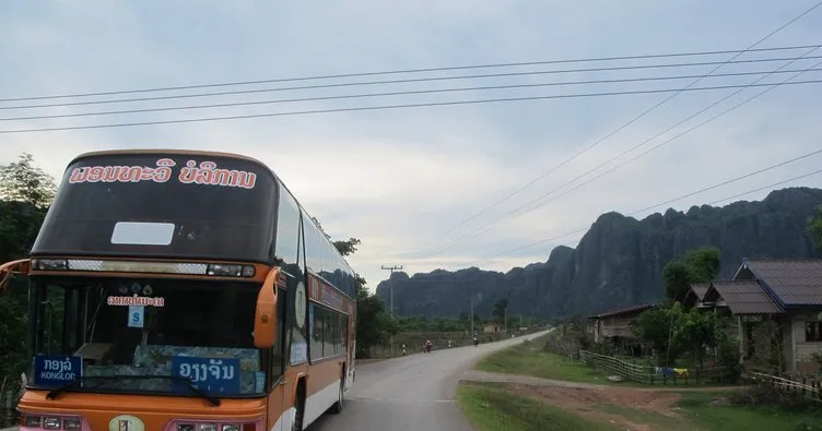 Laos’ta tur otobüsü yoldan çıktı: 13 ölü, 33 yaralı
