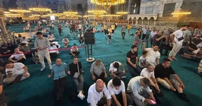Camilerde 15 Temmuz şehitleri için 253 hatim duası okundu lokum dağıtıldı #istanbul
