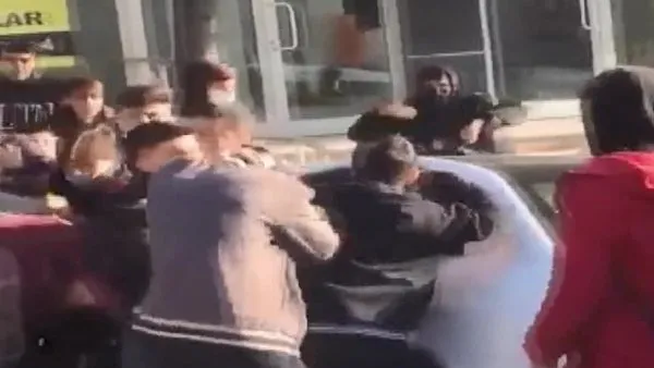 İstanbul Beylikdüzü'nde öğrencilerin kemerli kavgası kamerada