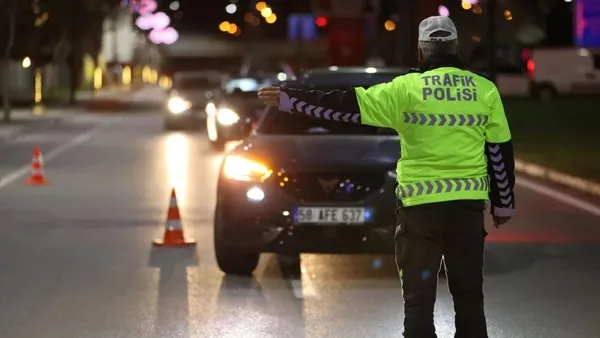 korsan-taksiciler-siki-denetime-takildi-araclar-trafikten-men-edildi-para-cezasi-kesildi-1780395866871.jpeg