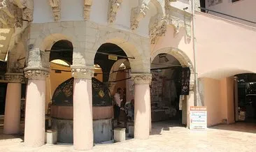 Kemeraltı Çarşısı’ndaki tarihi caminin musluklarının çalındığı anlar kamerada