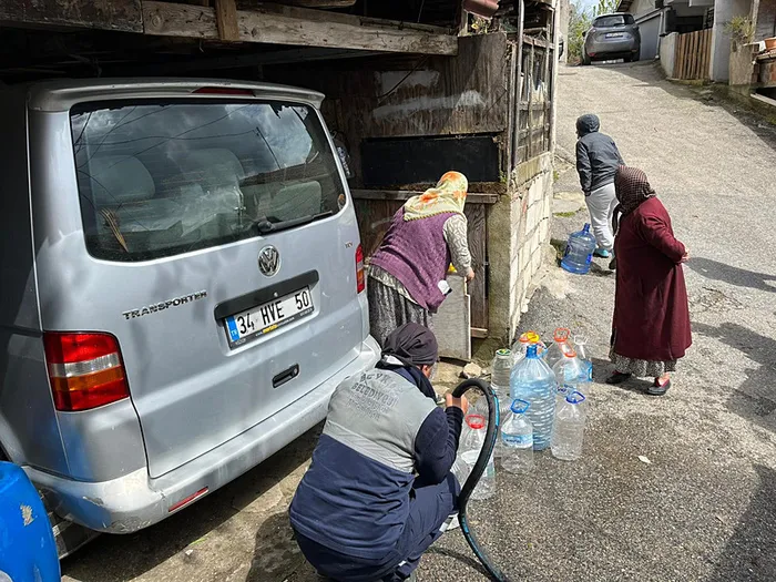 beykozda-iski-kaynakli-su-arizasi-akillara-eski-istanbulu-getirdi-2026-senesinde-doksanlari-yasiyoruz-1777728344445.jpeg