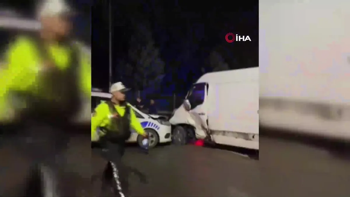 Sultanbeyli’de polis aracı ile otomobil çarpıştı: 3 yaralı | Video videosunu izle Sultanbeyli’de polis aracı ile otomobil çarpıştı: 3 yaralı | Video videosunu izle