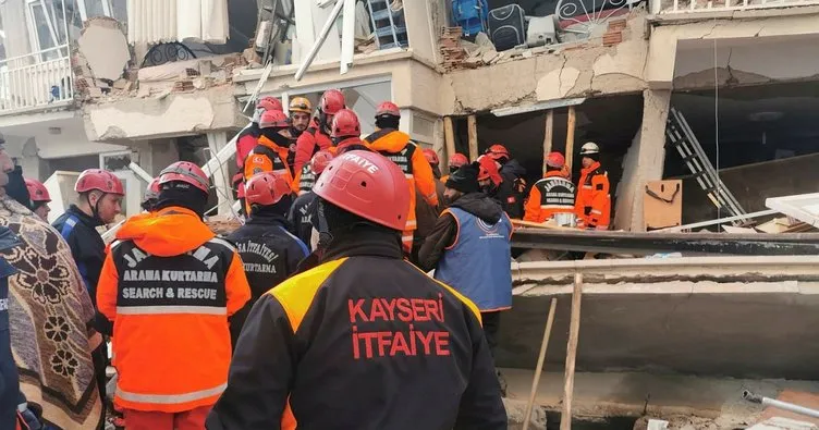 Elazığ depreminde 10 kişinin hayatını kaybettiği Dilek apartmanında enkaz çalışması