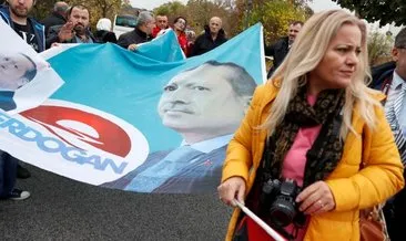 Başkan Erdoğan’a sevgi gösterisi! Başkan Erdoğan’ın posterleriyle Budapeşte sokaklarına çıktılar