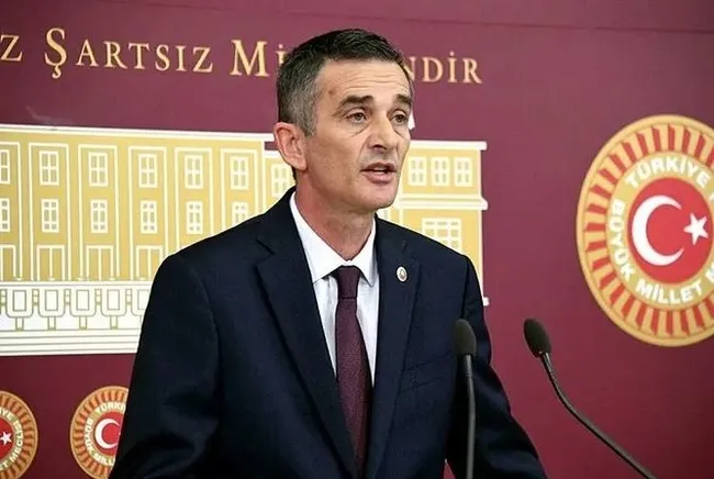 Ümit Dikbayır, İYİ Parti'yi topa tuttu: Meral Akşener'in oğlu Fatih Akşener poşetle 200'er bin TL para dağıttı
