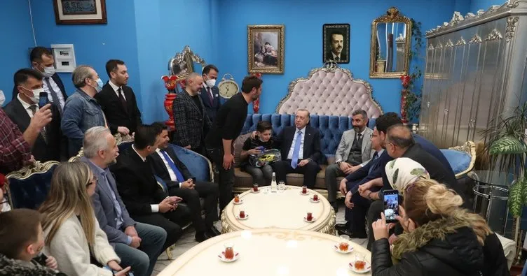 Başkan Erdoğan iftar sonrası esnaf ve vatandaşlarla çay içti