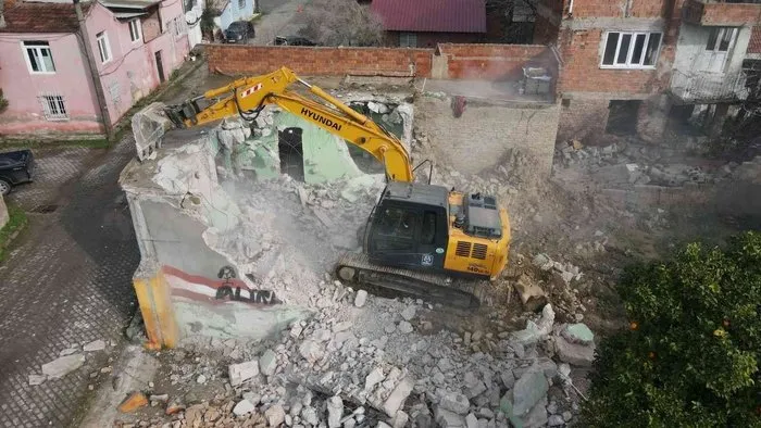 Nazilli’de metruk bina yıkımları sürüyor