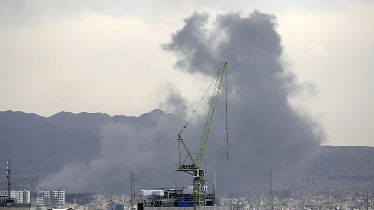 İsrail, İran'a yönelik yeni saldırı dalgası başlattı! 'İran Radyo ve Televizyon Kurumu çevresinin boşaltılması' tehdidi