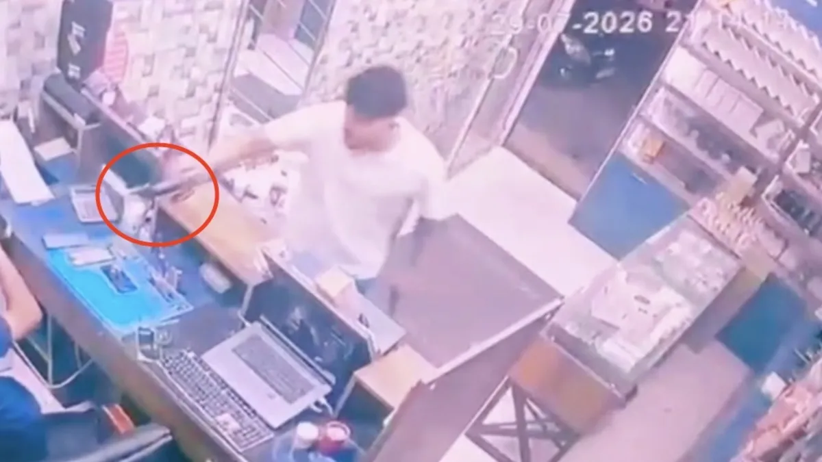 Diyarbakır’da kan donduran olay: Önüne gelene defalarca ateş etti! O anlar kamerada… Diyarbakır’da kan donduran olay: Önüne gelene defalarca ateş etti! O anlar kamerada…