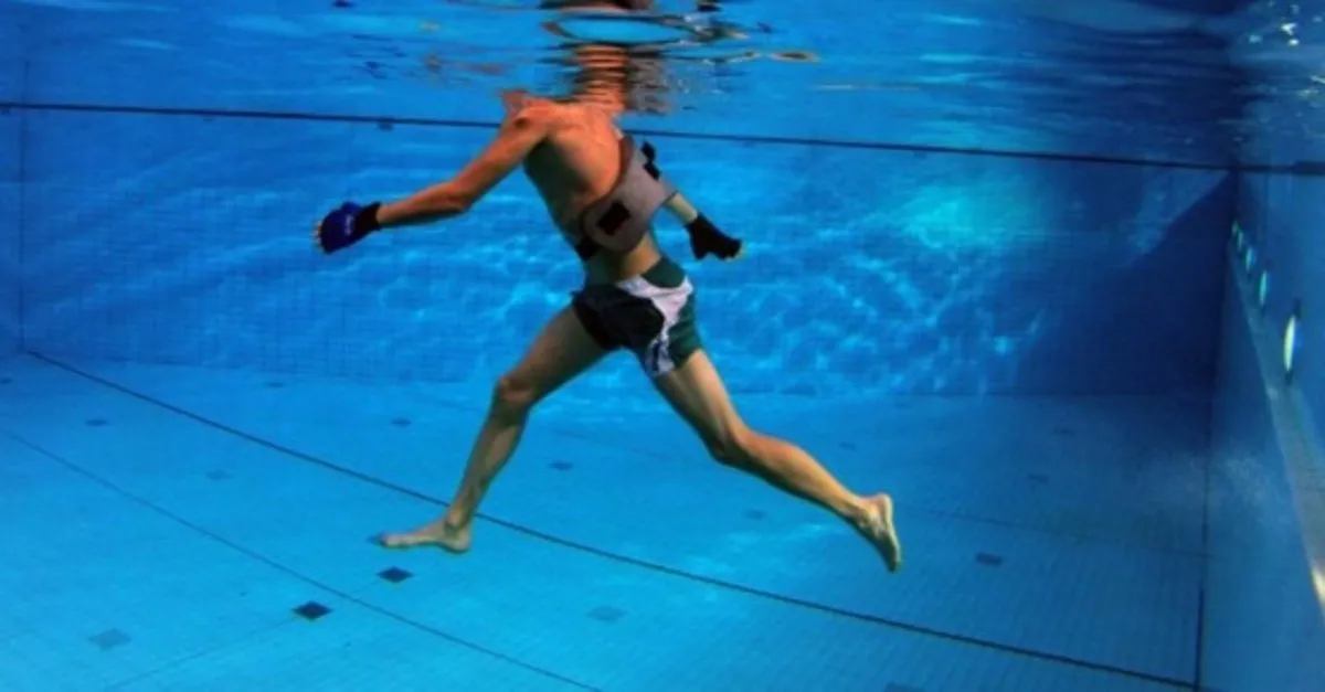 Бег под водой. Упражнения в воде. Ходьба в бассейне. Ходьба в воде в бассейне. Вода на тренировке.