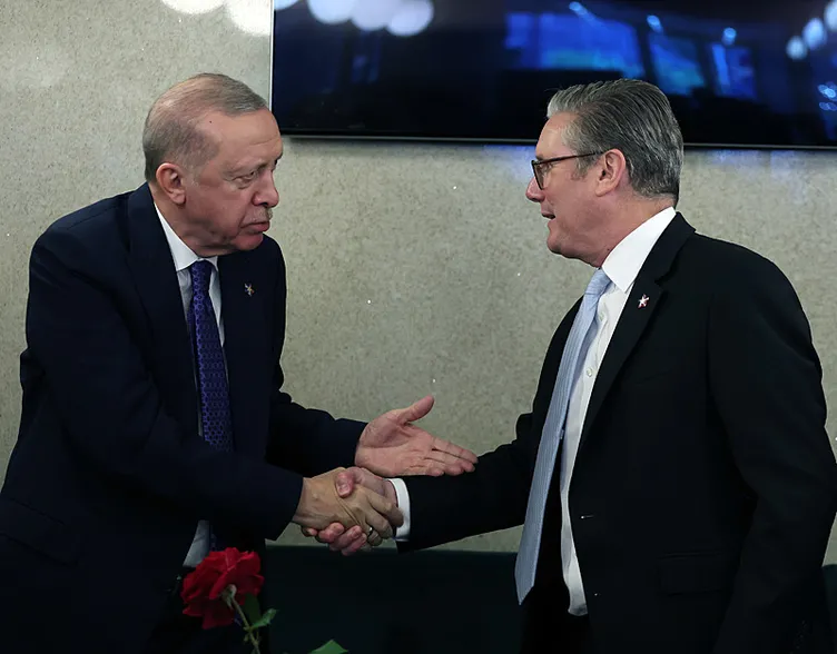 Tiran’da dikkat çeken an! Erdoğan, Aliyev’i çağırdı, Paşinyan da sohbete dahil oldu