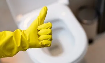Tuvaletler ilk günkü gibi ışıldayacak! Çamaşır suyundan daha etkili doğal yöntem: Sarı lekeleri söküp atıyor...