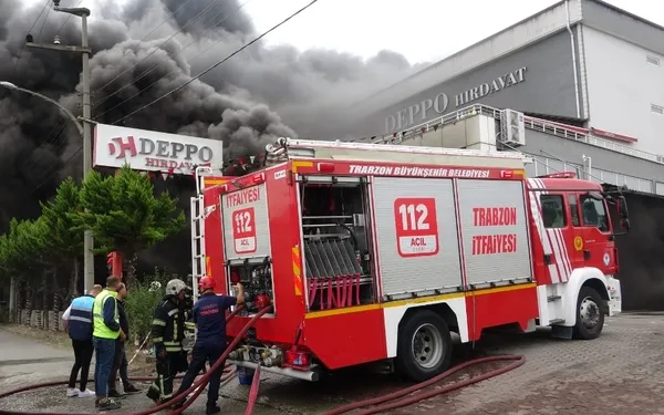 toptan-satis-magazasinin-deposunda-yangin-cikti-1758183001826.jpg