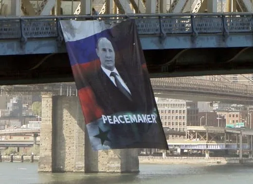 Manhattan Köprüsü’ne Putin’in posteri asıldı