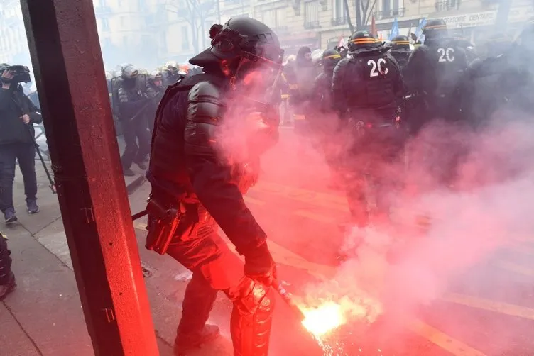 Fransa karıştı! Gösteriler devam ediyor