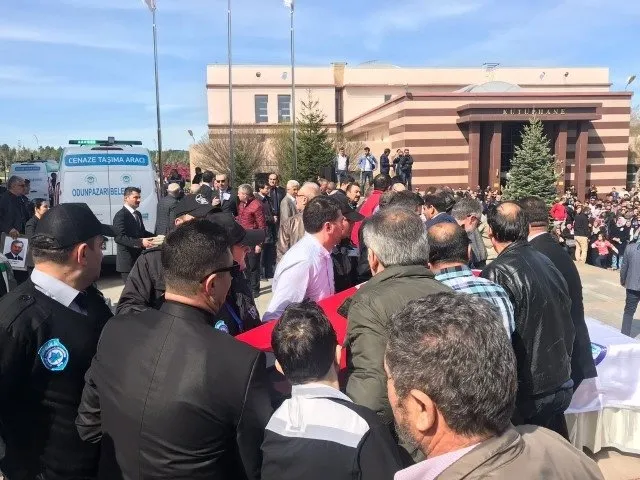 Üniversitede öldürülen görevlilerin için tören düzenlendi