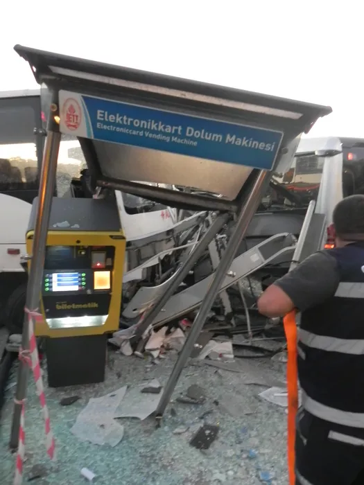 Metrobüs yolunda kaza