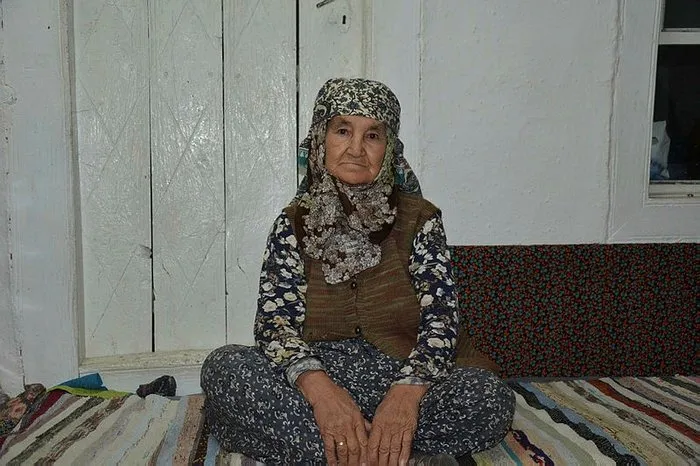 Esinden Kalan Emekli Maasiyla Bayrak Diregi Diktirdi Egeli Sabah Haberleri