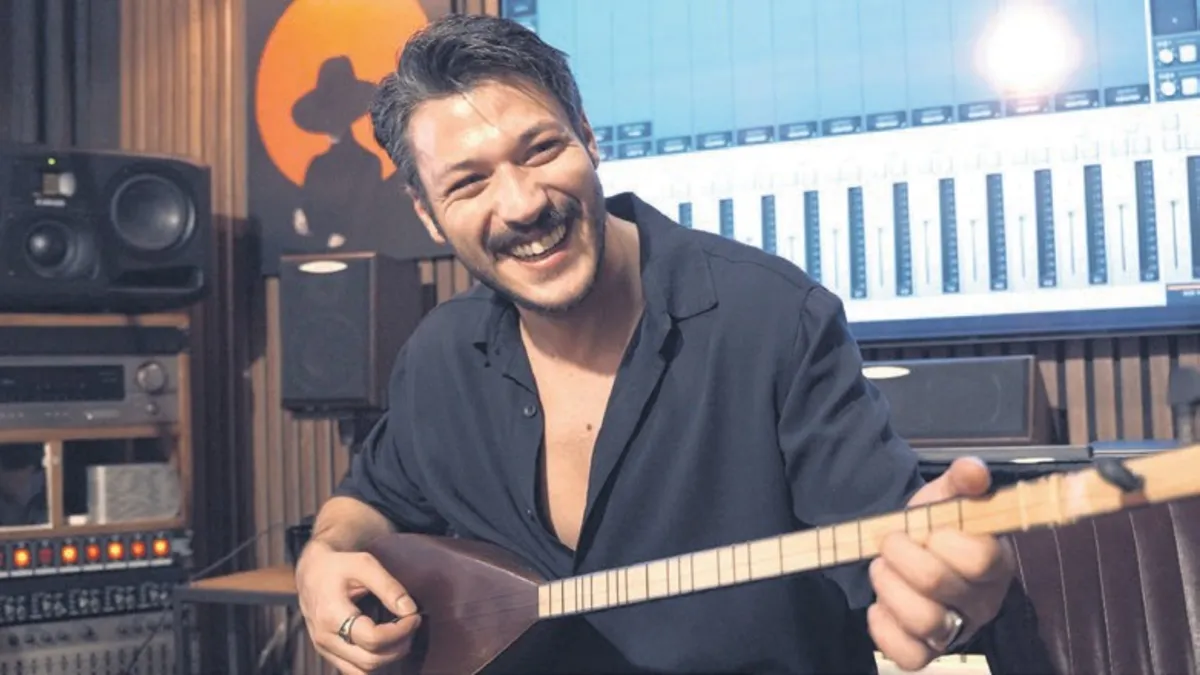 ‘Akşam Olur Karanlığa Kalırsın’ türküsünü seslendirdi