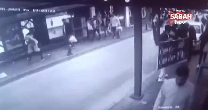 Motosiklet kaldırımda yürüyenlerin arasına daldı | Video