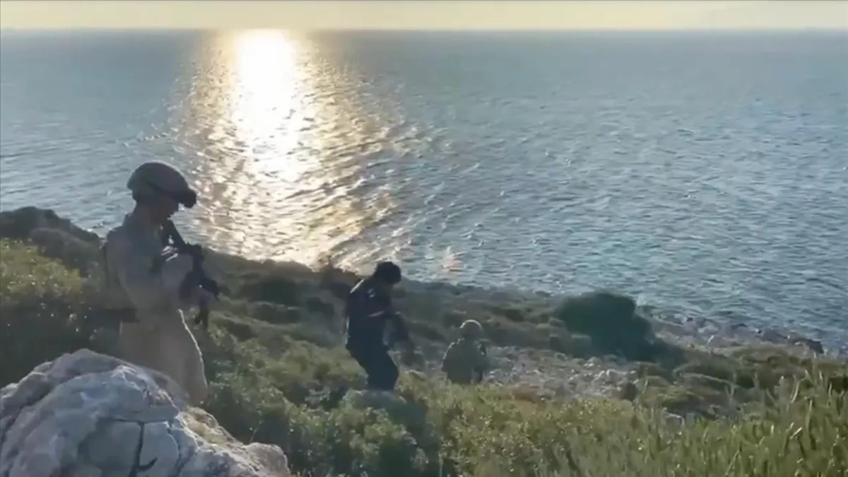 14 ilde düzenlenen operasyonlarda 156 göçmen kaçakçısı yakalandı 14 ilde düzenlenen operasyonlarda 156 göçmen kaçakçısı yakalandı