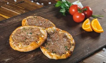 Taş fırın lezzetini aratmıyor: Fındık lahmacun tarifi