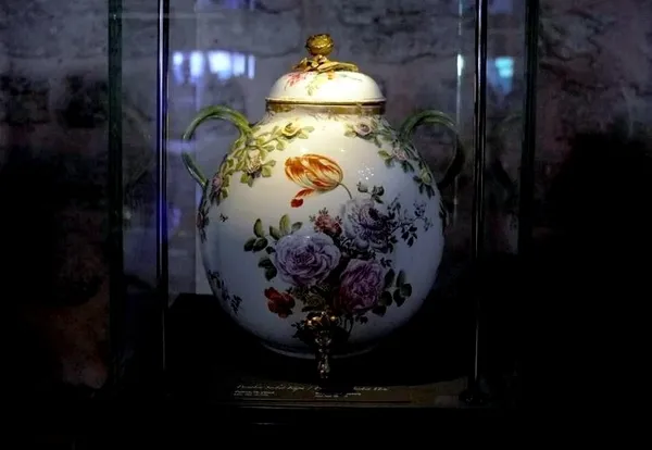 topkapi-sarayinin-serbethane-bolumu-452-eserlik-yeni-seckisiyle-ziyarete-acildi-1784295043445.jpg