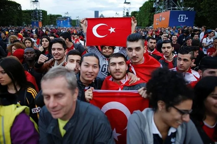 Fransa’da Türk bayrağına ırkçı tepki!