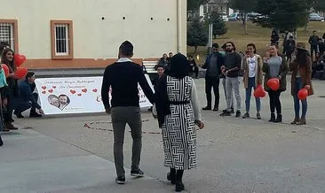 Üniversite kampüsünde evlilik teklifi