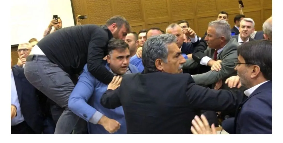 Bursa Büyükşehir Belediye Meclisi'nde CHP grubu AK Parti grubuna saldırdı!