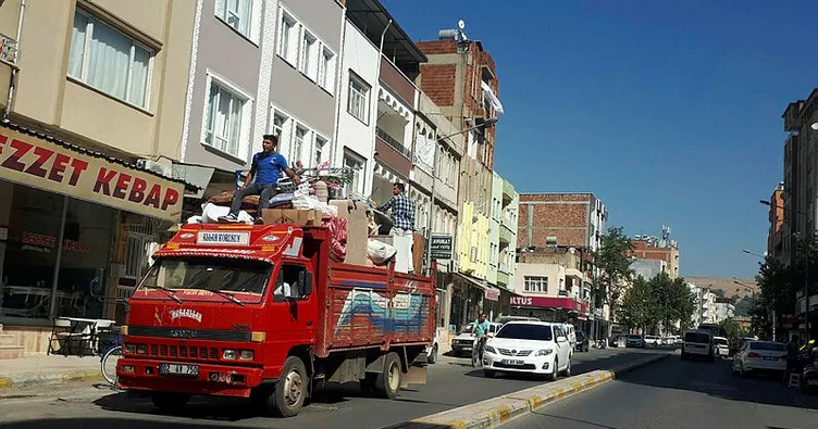 Ev taşırken canını tehlikeye attı
