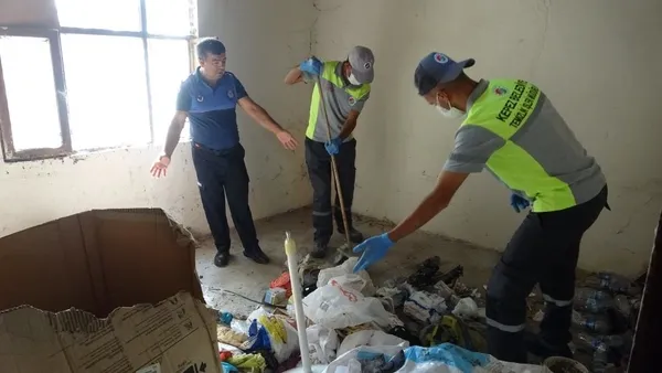 antalyada-cop-ev-ekiplerimi-harekete-gecirdi-70-yasindaki-kadinin-evinden-6-kamyon-cop-cikti-1791375776352.jpg